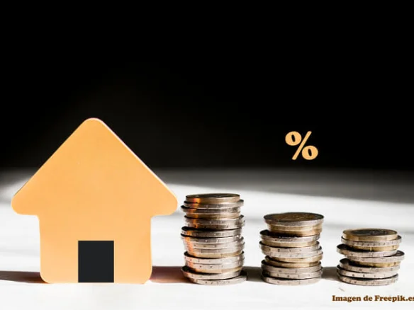 Casa y pila descendiente de monedas que muestra cómo se reduce el interés en la cuota de una hipoteca